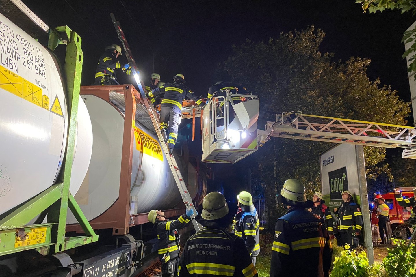 Erst nachdem der Strom abgestellt war, konnte die Feuerwehr mit der Rettung beginnen.