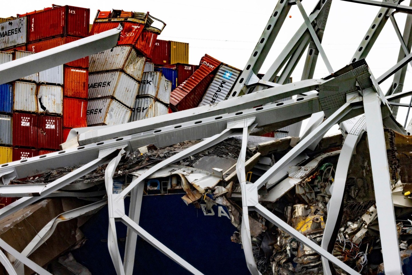 Trümmer der Francis Scott Key Bridge liegen auf dem Containerschiff «Dali».