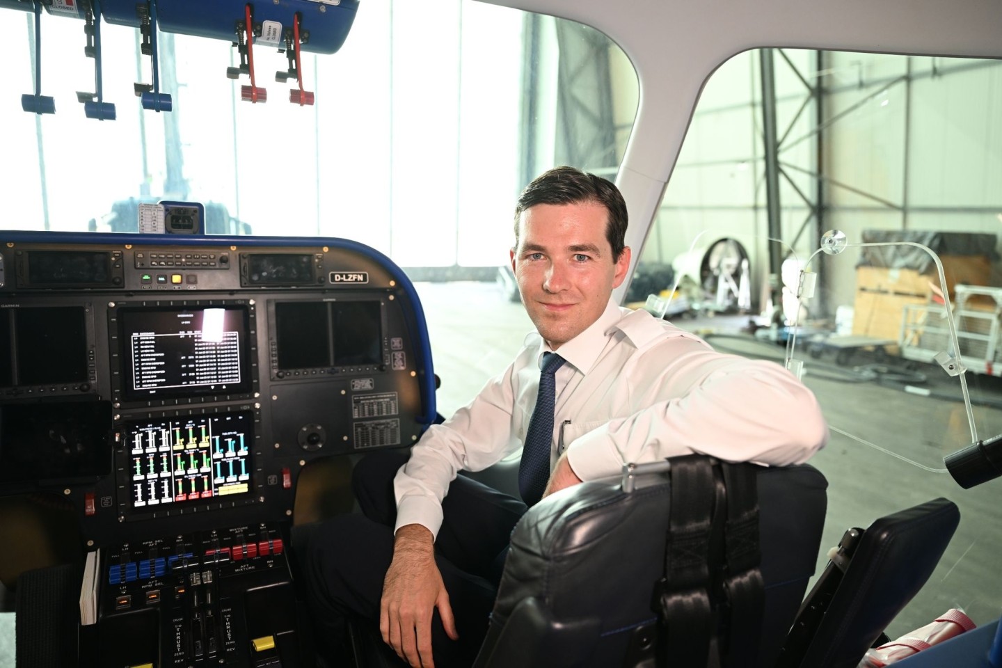 Viktor Schacht in der Gondel des Zeppelin NT (Neue Technologie) in Friedrichshafen.