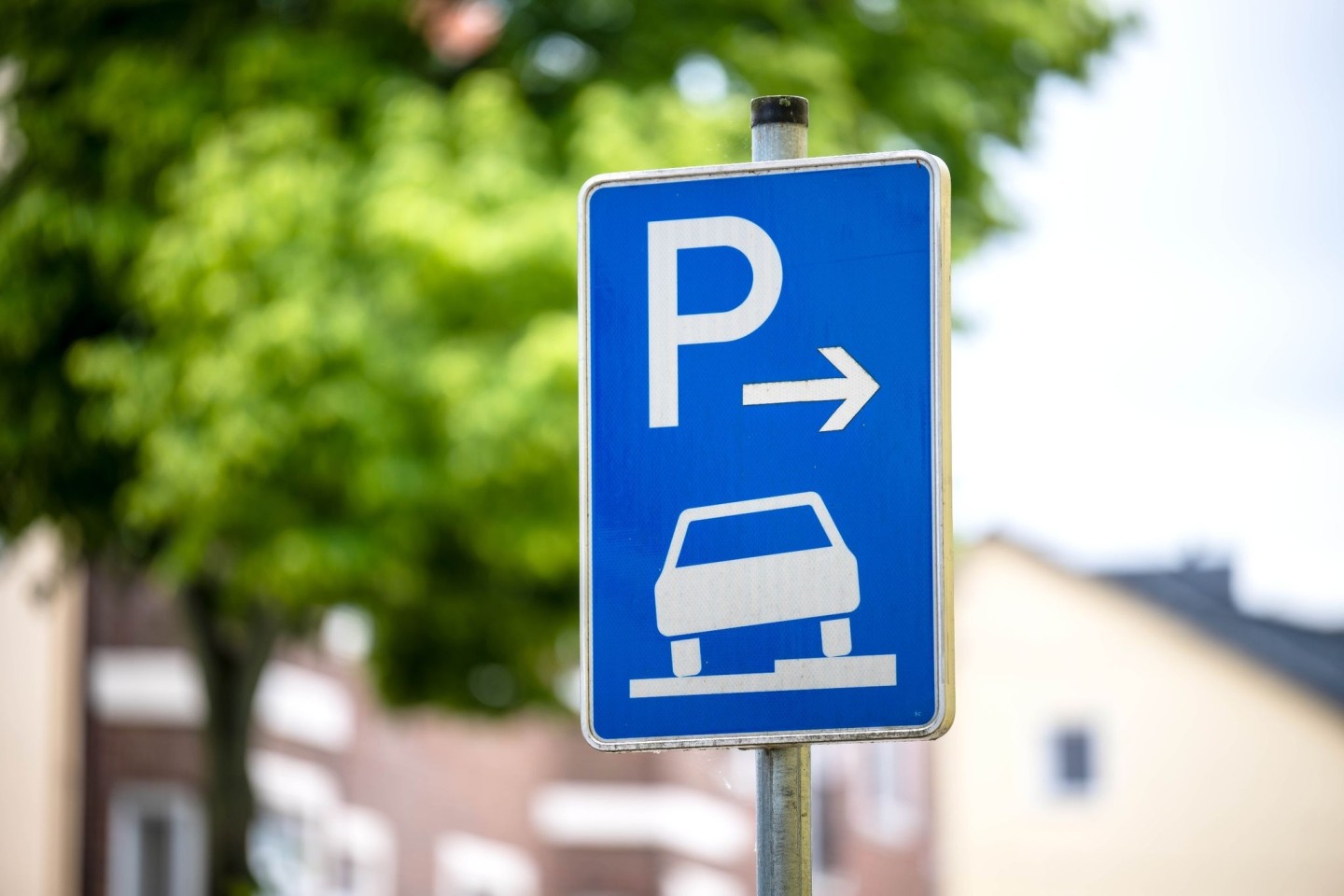 Aufgesetztes Parken auf Bürgersteigen wird in einigen Städten auch ohne Erlaubnis geduldet.