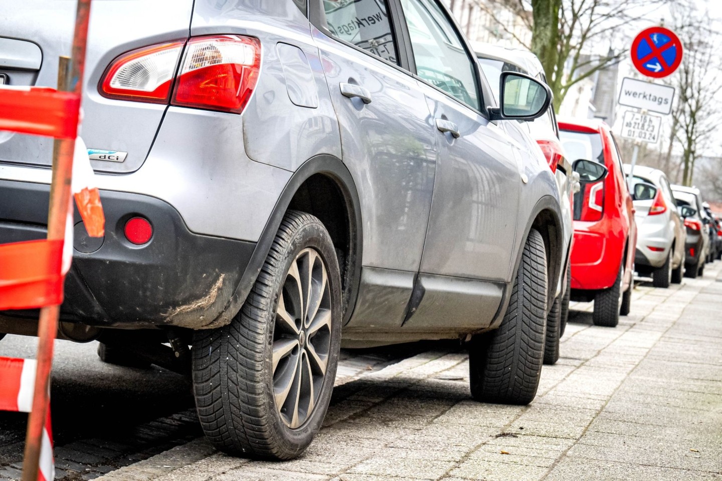 Über das sogenannte aufgesetzte Parken mit zwei Rädern auf dem Bürgersteig wird in Städten wie Bremen seit Jahren gestritten.