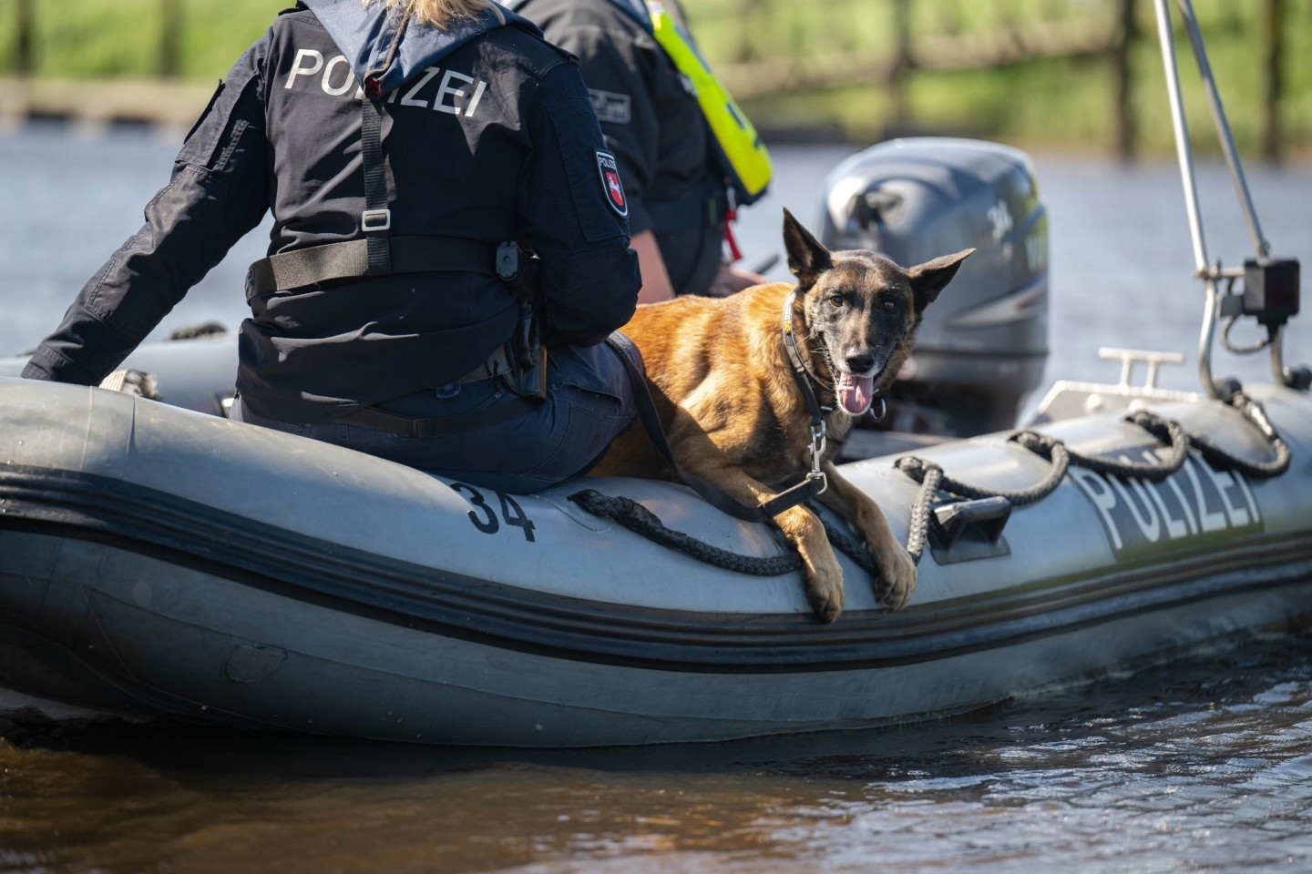 Einsatzkräfte der Polizei suchen nach dem vermissten Arian.