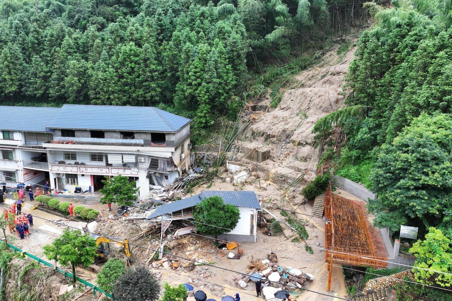 Ein Wohnhaus wurde durch einen Erdrutsch im Dorf Yuelin in der zentralchinesischen Provinz Hunan mitgerissen.