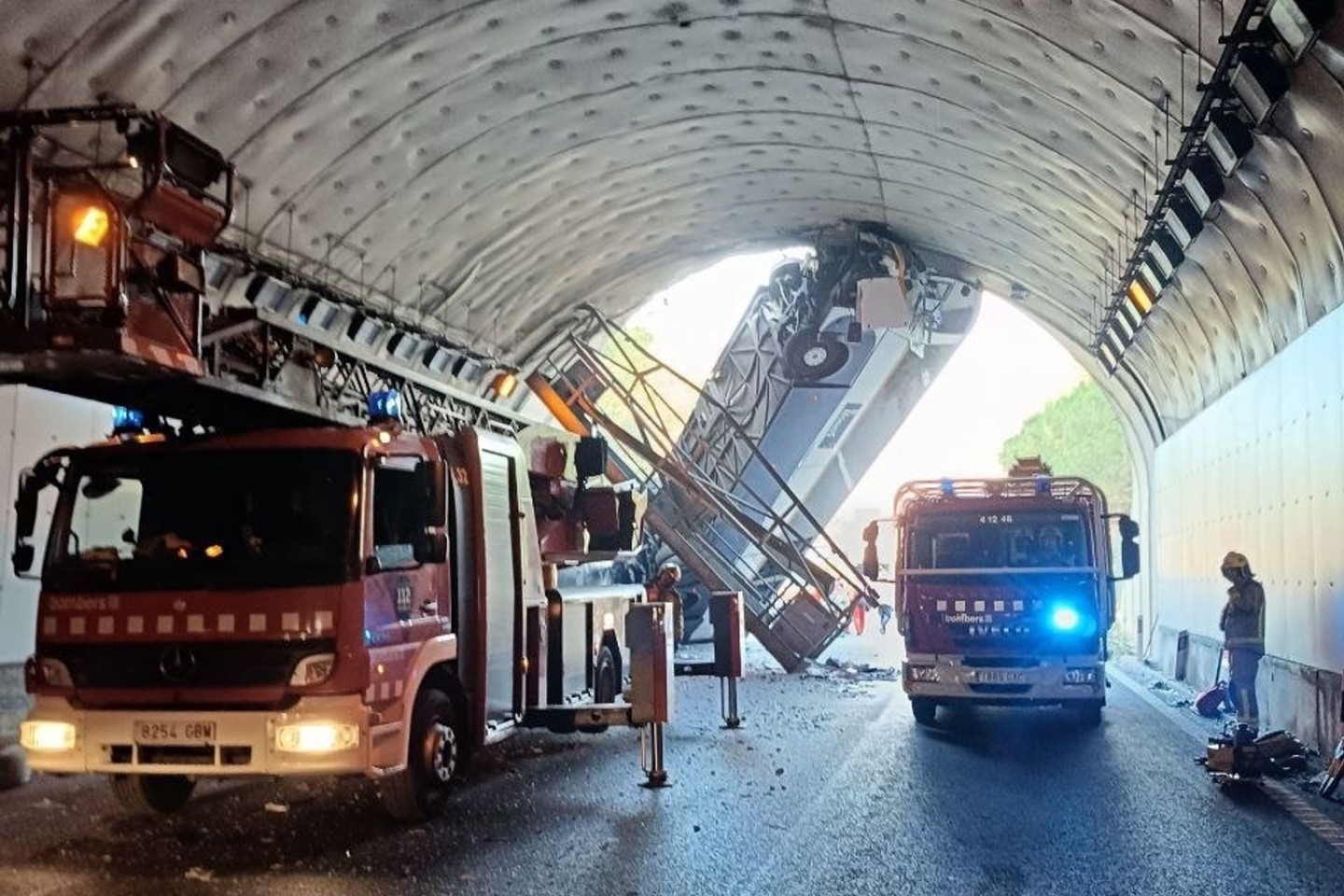 Die Bergung der Passagiere und des Busfahrers war schwierig, weil das Wrack fast senkrecht im Tunnel steckte.