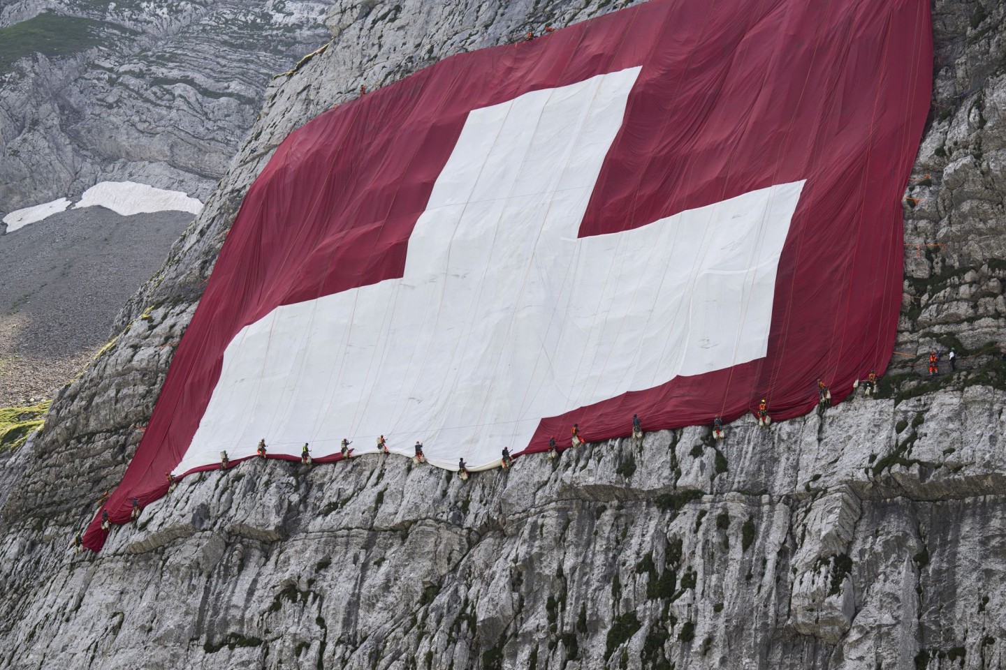 Anfang August wird am Säntis eine riesige Schweizerfahne zum Nationalfeiertag angebracht und danach wieder abgebaut. Höhenarbeiter beteiligten sich am Rettungseinsatz.