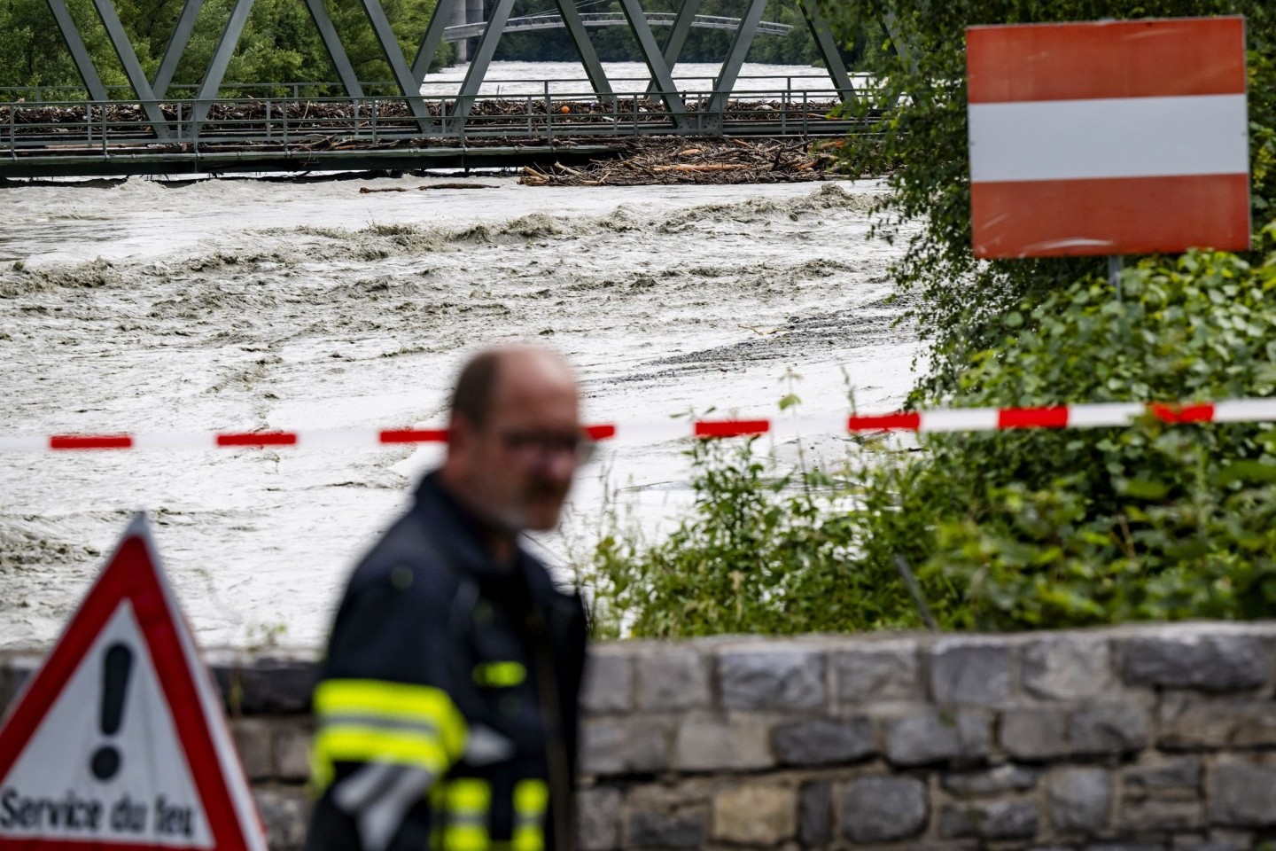 Der Wasserstand der Rhone hat sich nach den heftigen Unwettern vom Vortag verringert.