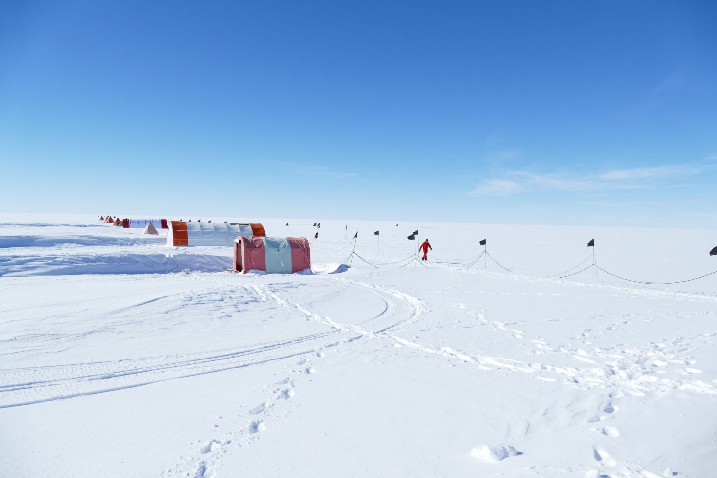 Bohr- und Wohnzelte einer Expedition am Skytrain Ice Rise in der Westantarktis.