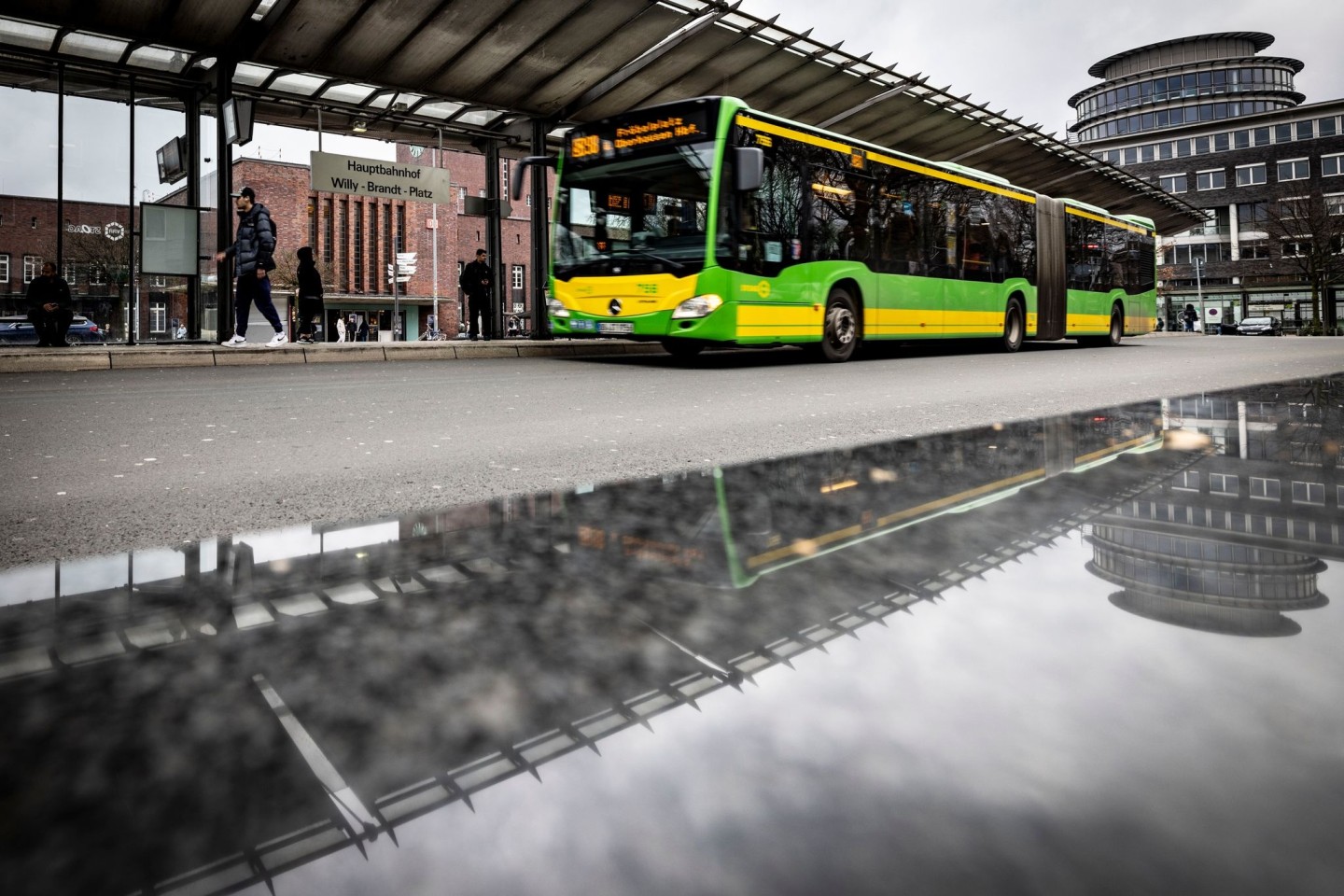 Der Busbahnhof in Oberhausen. Im Hintergrund der Hauptbahnhof.