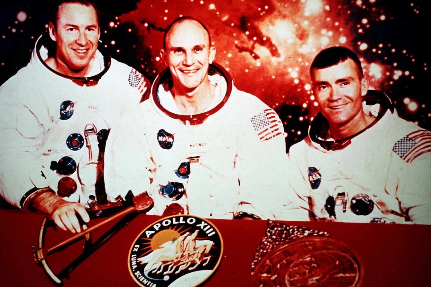 Ursprünglich sollten v.l. Jim Lovell, Thomas Mattingly und Fred Haise mit der Apollo 13-Kapsel fliegen. Kurz vor dem Start wurde Mattingly wegen des Verdachts auf Masern durch John Swigert ...