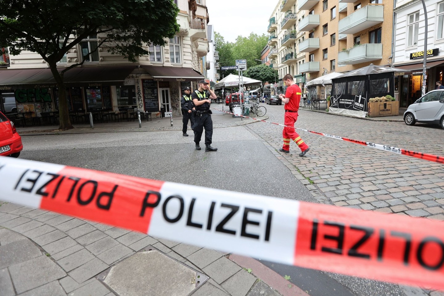 Einsatzkräfte sind im Rahmen eines Bombenfunds in Hamburg bei Evakuierungsmaßnahmen im Einsatz.