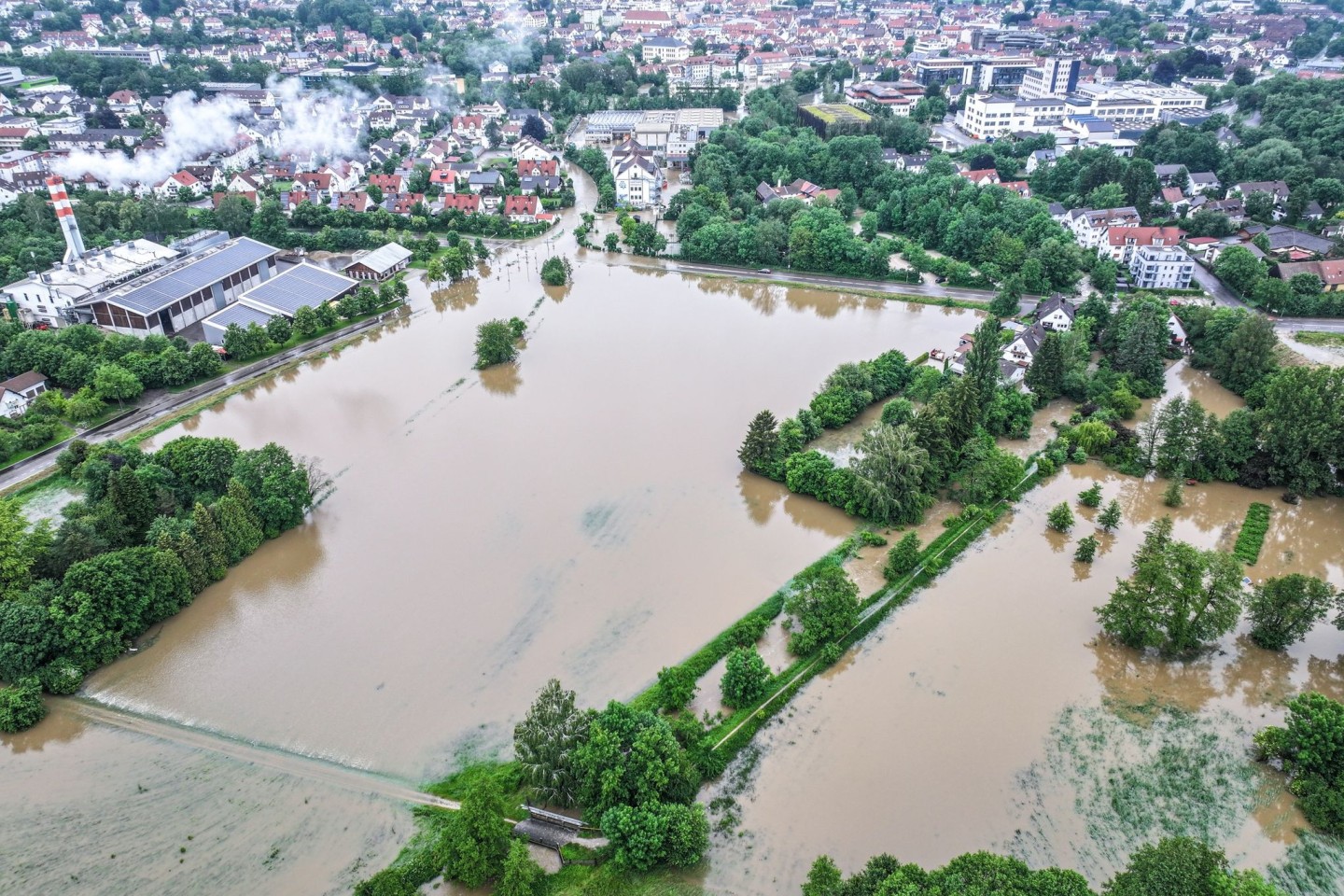 Luftbildaufnahmen zeigen die aus den Ufern getretene Ilm.