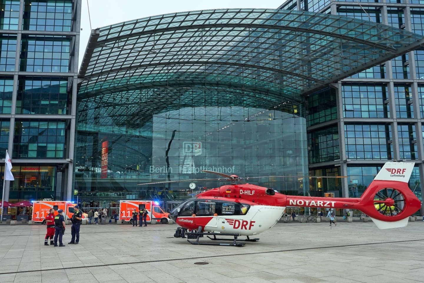 Teile des Berliner Hauptbahnhofs sind nach dem Unglück gesperrt - ein Rettungshubschrauber steht bereit.
