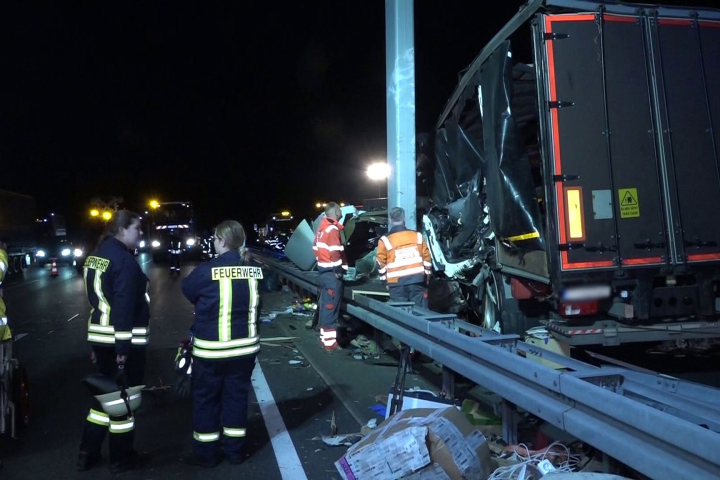 Ein Lastwagen rammt den Betonpfeiler einer Schilderbrücke auf der A2, zwei Menschen sterben. 