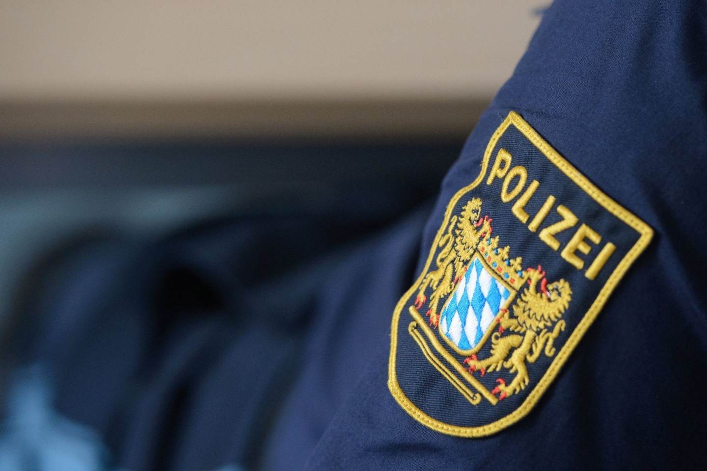 Ein Wappen der Bayerischen Polizei an einer Uniform.