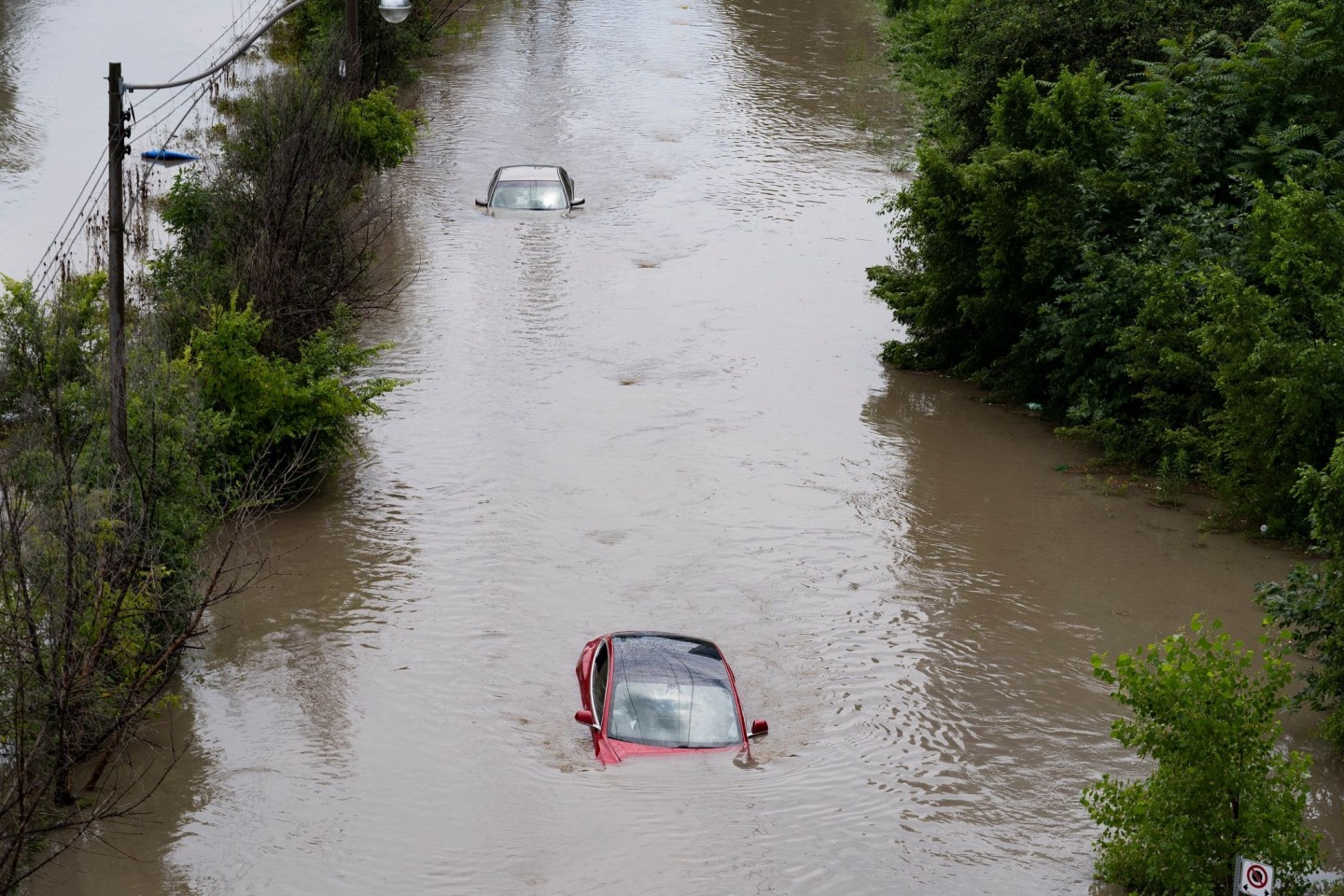 Hochwasser bis zum Dach - 14 Autofahrer müssen gerettet werden