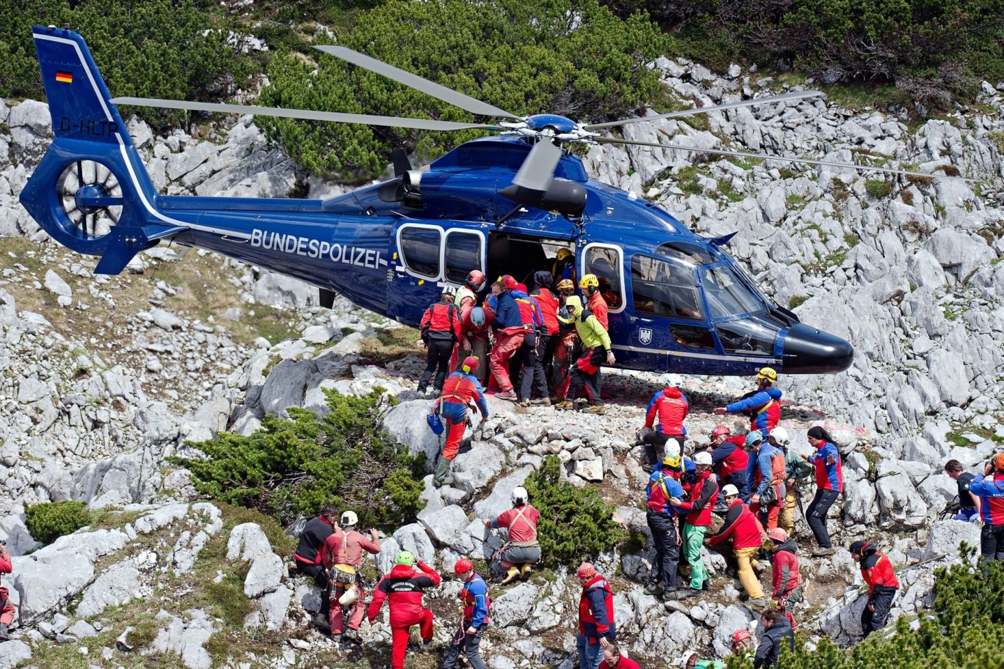 Rettungskräfte tragen am 19.06.2014 am Untersberg bei Marktschellenberg (Bayern) nahe des Einstiegs der Riesending-Schachthöhle den verletzten Höhlenforscher Johann Westhauser auf einer T...