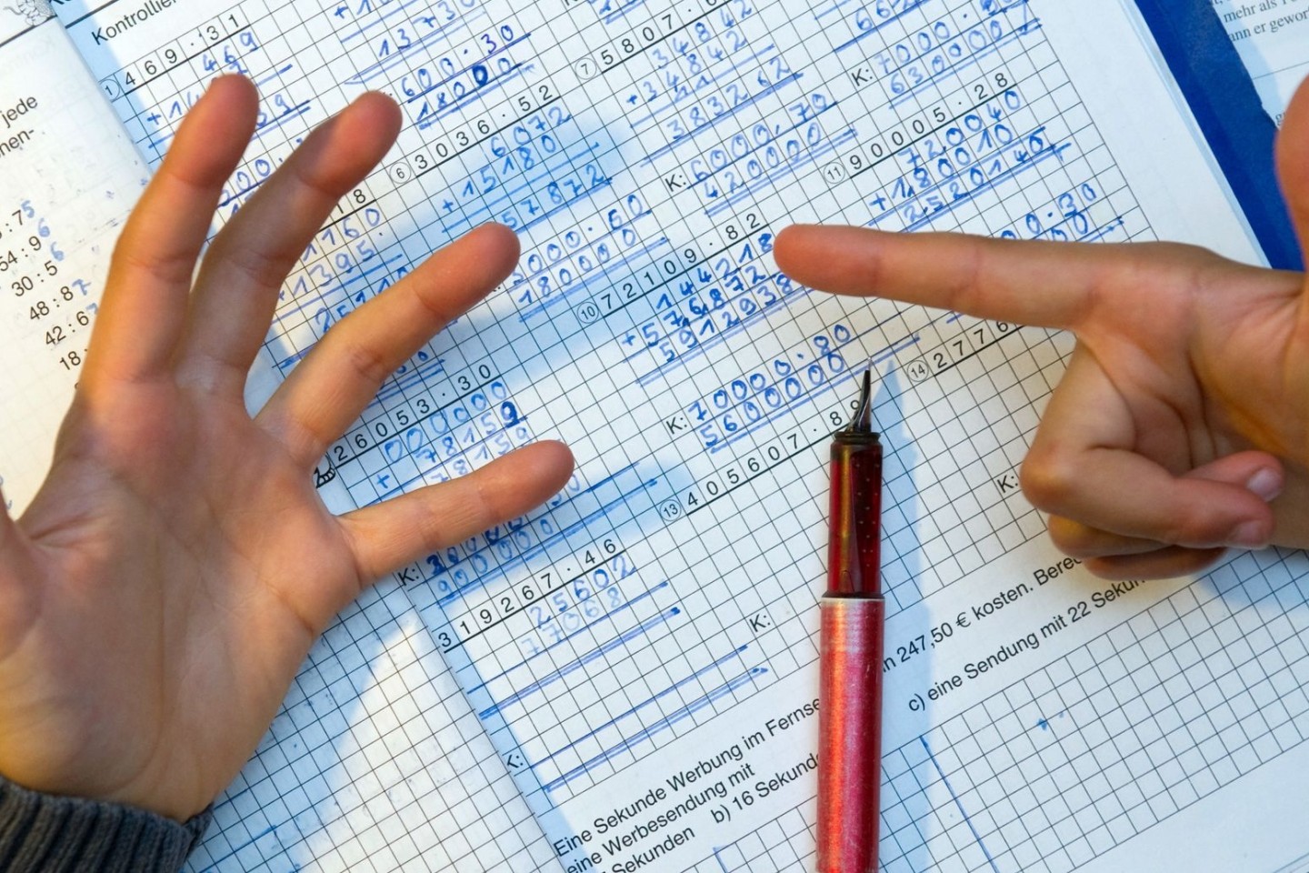 Kleine Kinder sollten nach Forscherangaben das Zählen mit den Fingern lernen. Bei über Achtjährigen deute es eher auf Matheschwierigkeiten hin. (Archivbild)