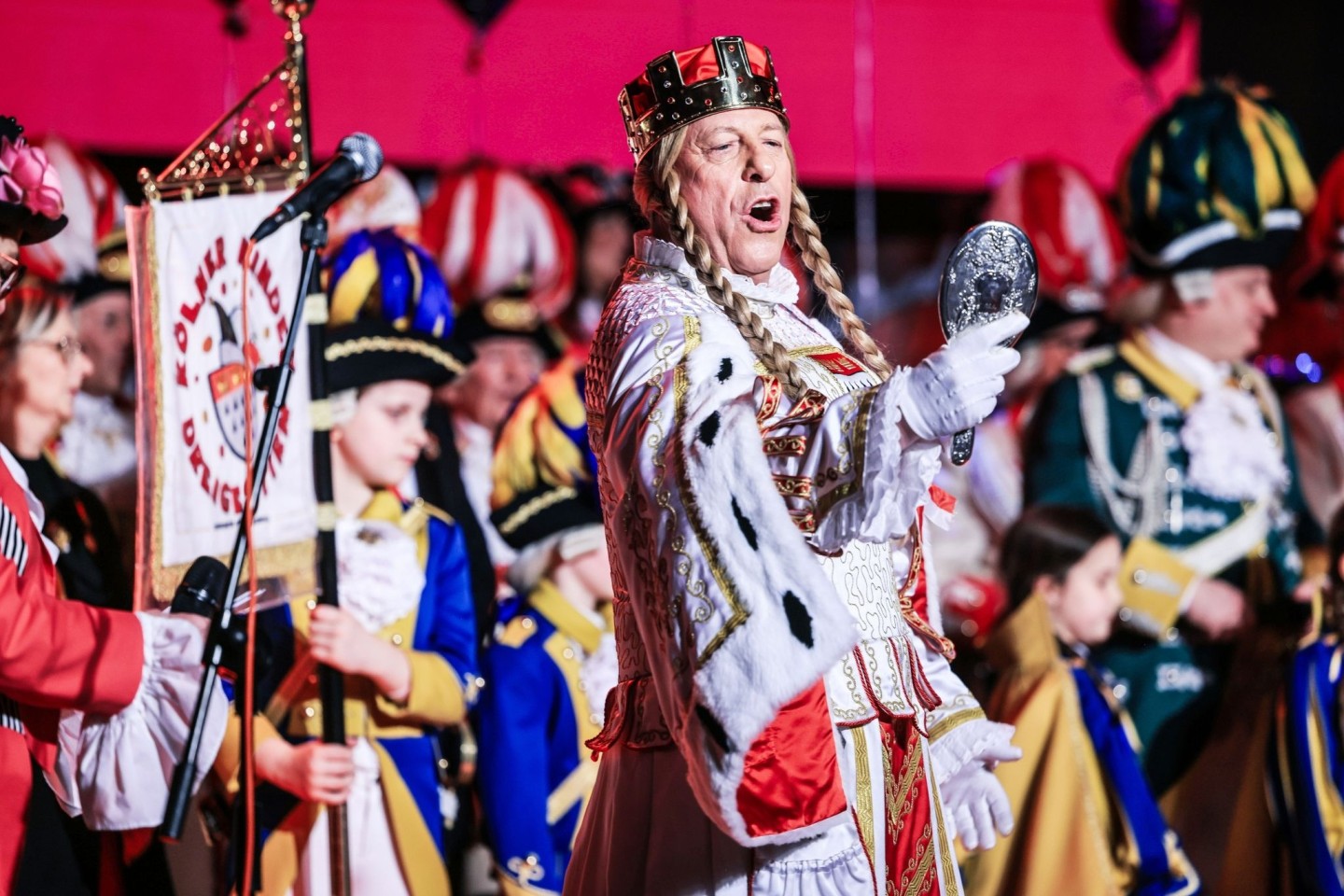 Jungfrau Frieda vom Kölner Dreigestirn kann am Rosenmontag nicht mitfeiern.