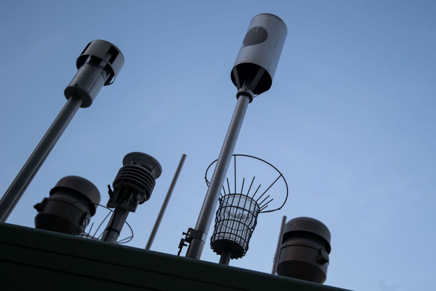 Messgeräte stehen auf einer Luft-Messstation der Landesanstalt für Umwelt Baden-Württemberg (LUBW) in der Stuttgarter Innenstadt.