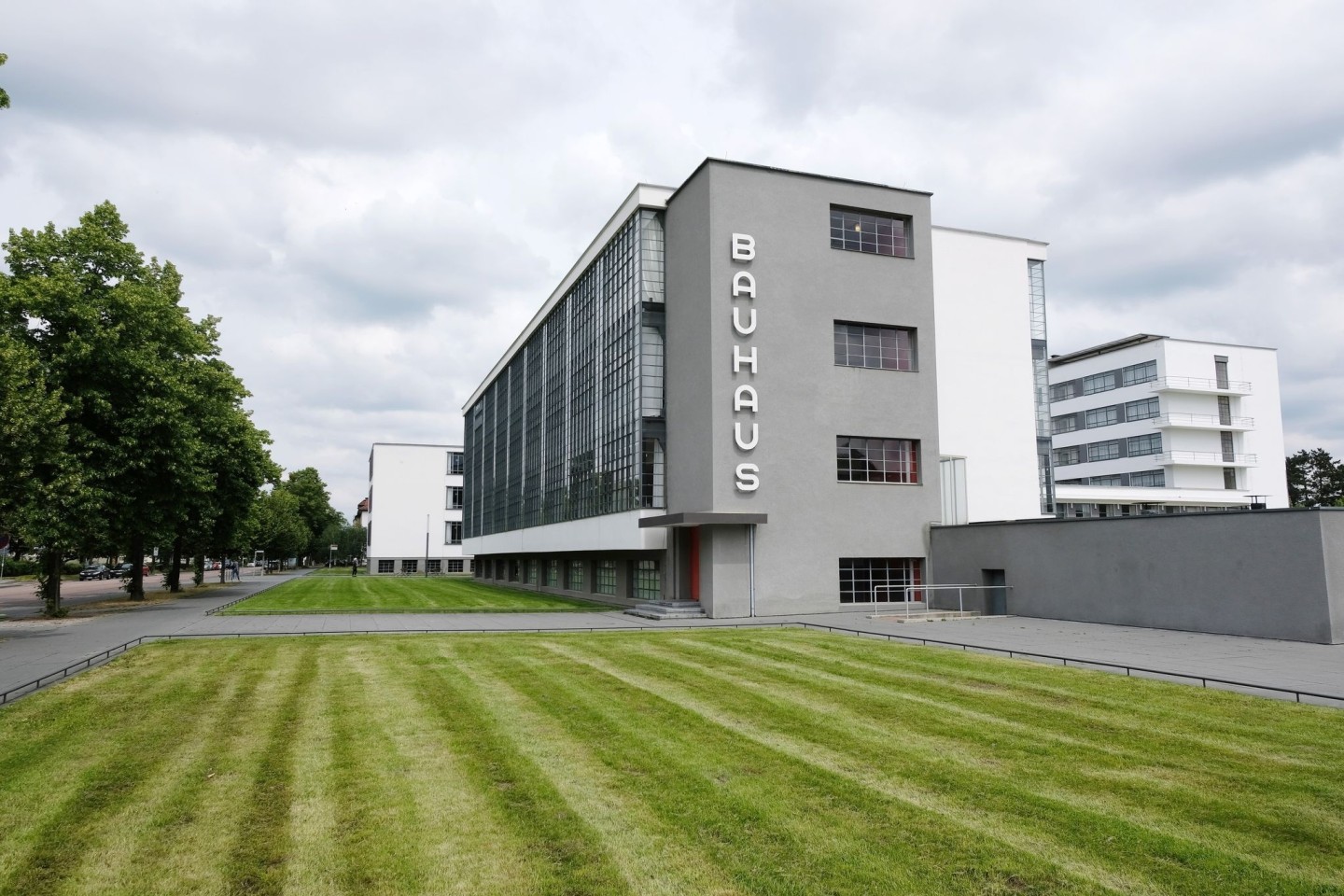 Eine Ikone der Architekturgeschichte: Das Bauhausgebäude Dessau, das ehemalige Schulgebäude des Staatlichen Bauhauses in Dessau, wurde 1925 von Walter Gropius entworfen und 1925/26 für da...