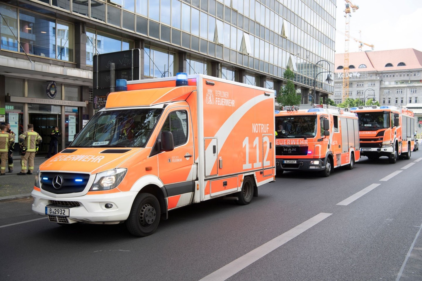 Einsatzfahrzeuge der Feuerwehr stehen vor dem mehrgeschossigen Gebäude, in dem es zu einem tödlichen Unfall mit einem Paternoster gekommen war.