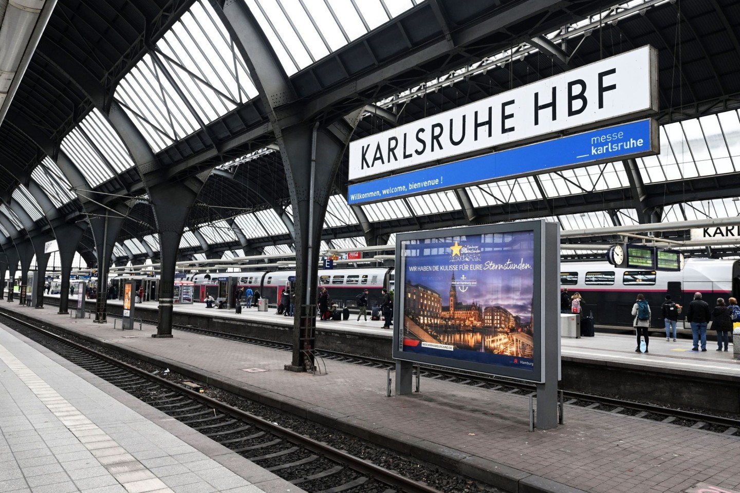 Am Karlsruher Hauptbahnhof kam es am Freitagabend zu einem Messerangriff. (Symbolbild)