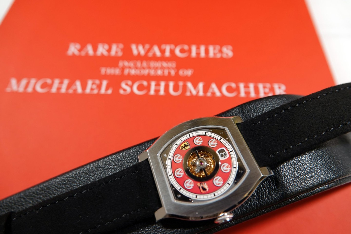 Eine Uhr aus dem Besitz von Michael Schumacher auf dem Verkaufskatalog des Auktionshauses Christie's.