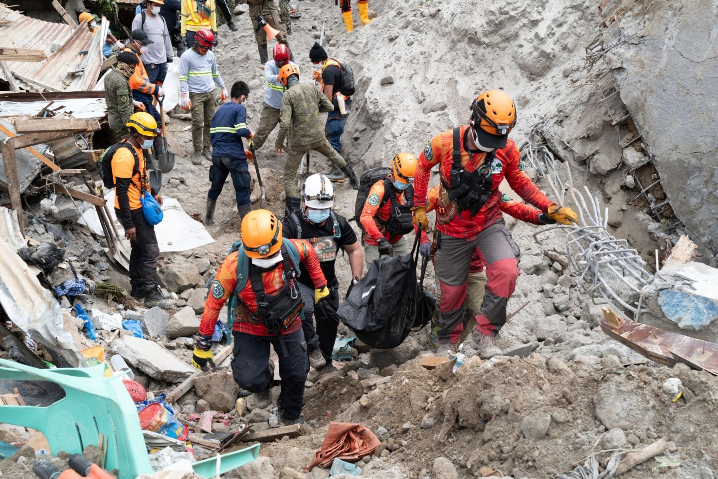 Rettungskräfte tragen ein Opfer aus dem von einem Erdrutsch betroffenen Dorf Masara. Die Zahl der Toten stieg auf 37.