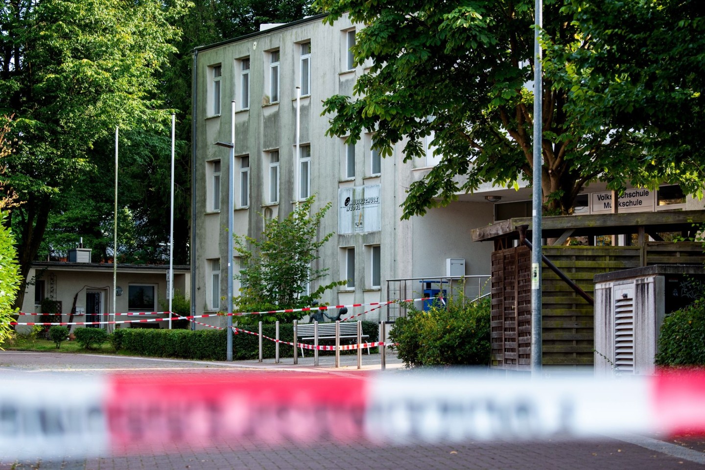 Nach der Bluttat an einer Volkshochschule sind noch viele Fragen offen.