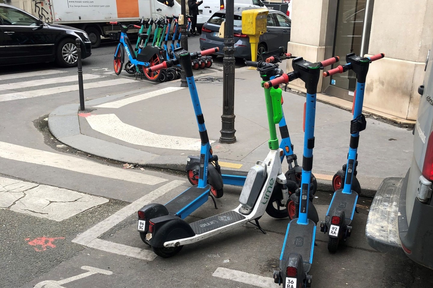 E-Scooter wurden in Paris zum Streitthema, weil sie oft Gehwege blockierten und die Verkehrssicherheit in Gefahr geriet.