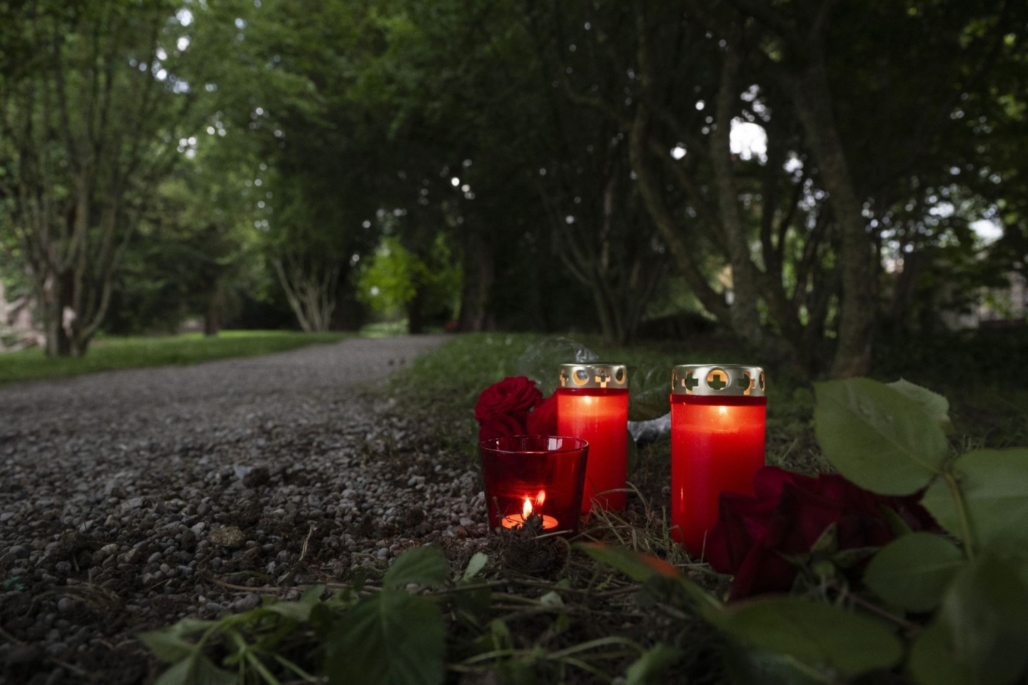 Blumem und Kerzen liegen im Park an dem Tatort im schweizerischen Männedorf.