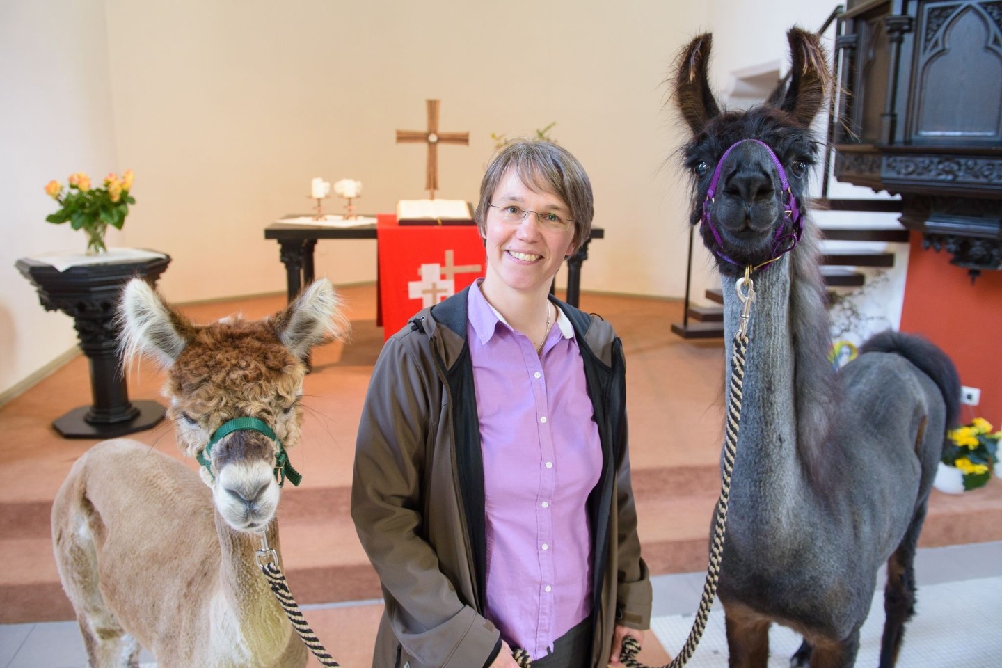 Pfarrin Wiltrud Bauer nimmt ihre Tiere gerne zu Besuchen im Hospiz oder Altenheim mit (Archivbild)