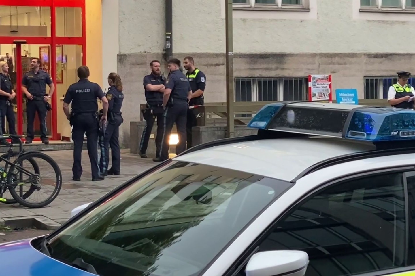 Im einem Supermarkt in München ist am Abend eine Frau von der Polizei erschossen worden, nachdem sie die Einsatzkräfte mit dem Messer attackiert haben soll.