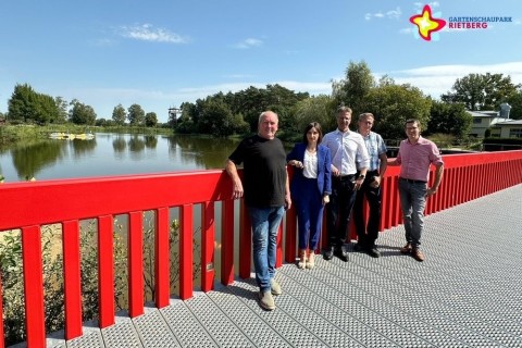 Prägnante Brücke erstrahlt in neuem Feuerrot