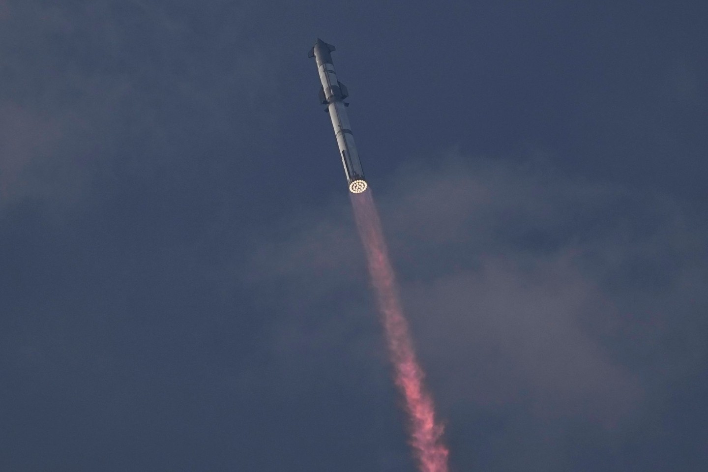 SpaceX's Mega-Rakete Starship bei ihrem dritten Testflug - ein weiterer Teststart steht bevor.