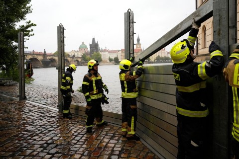 Regen ohne Ende: Nachbarländer rüsten sich vor Hochwasser