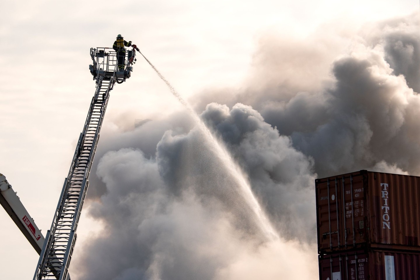 Die Feuerwehr kämpft im Hamburger Hafen gegen das Feuer.