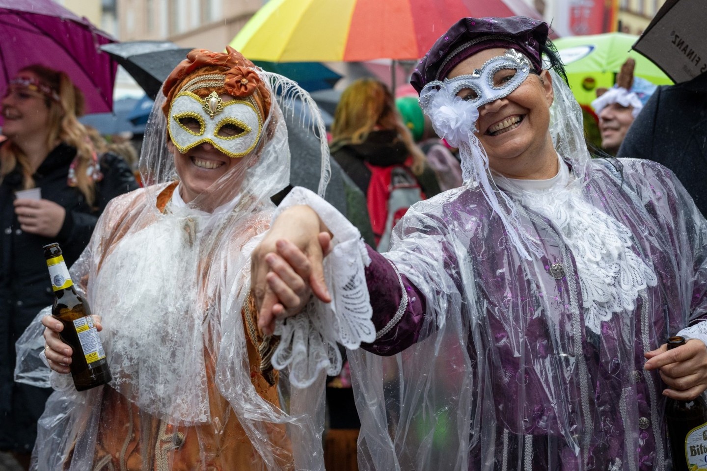 Narren auf dem Marktplatz in Wittlich an Weiberfastnacht. Auch am Rosenmontag kann es nass werden.