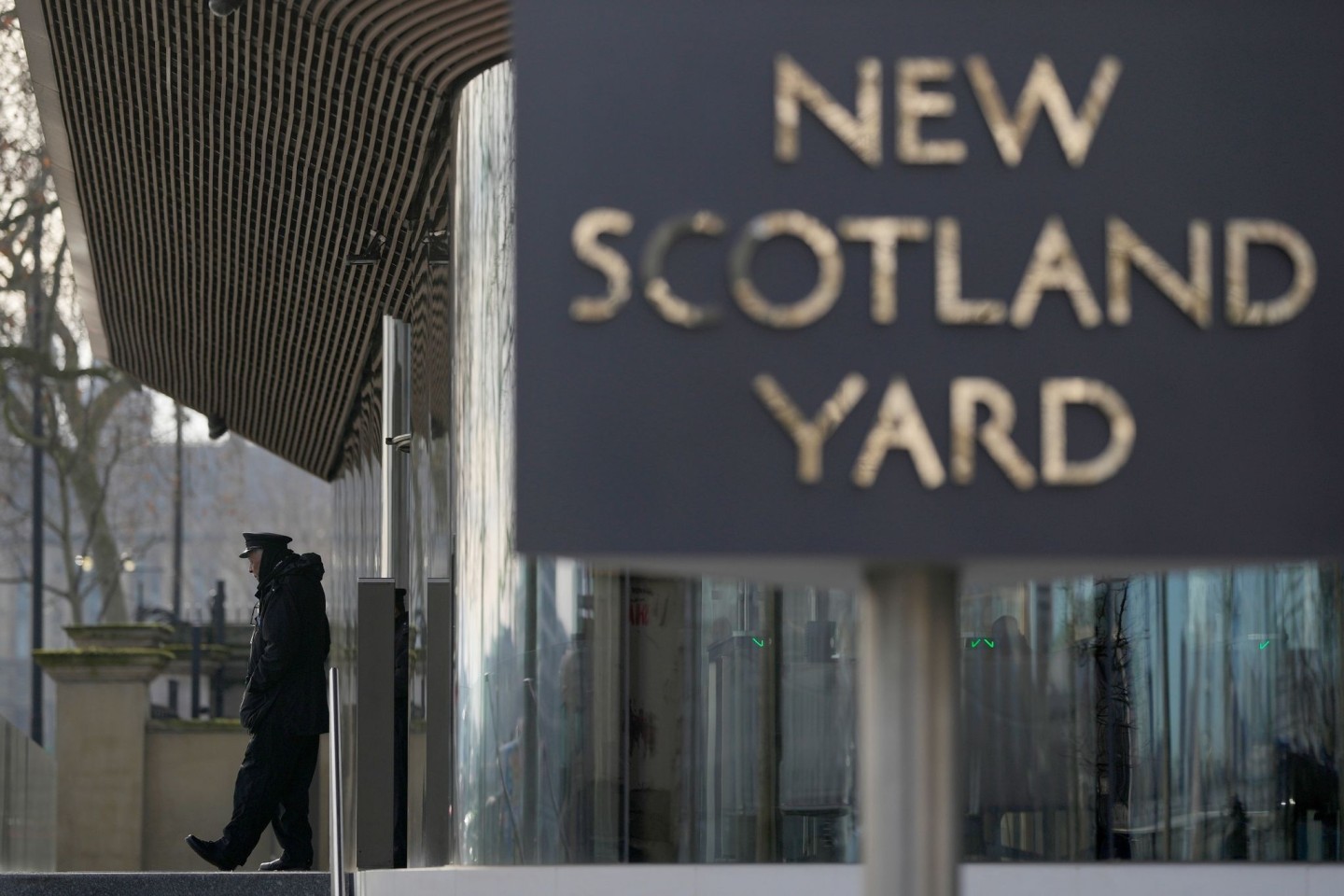 Der Schriftzug «New Scotland Yard» steht vor dem Hauptquartier der Metropolitan Police (MPS) in London.