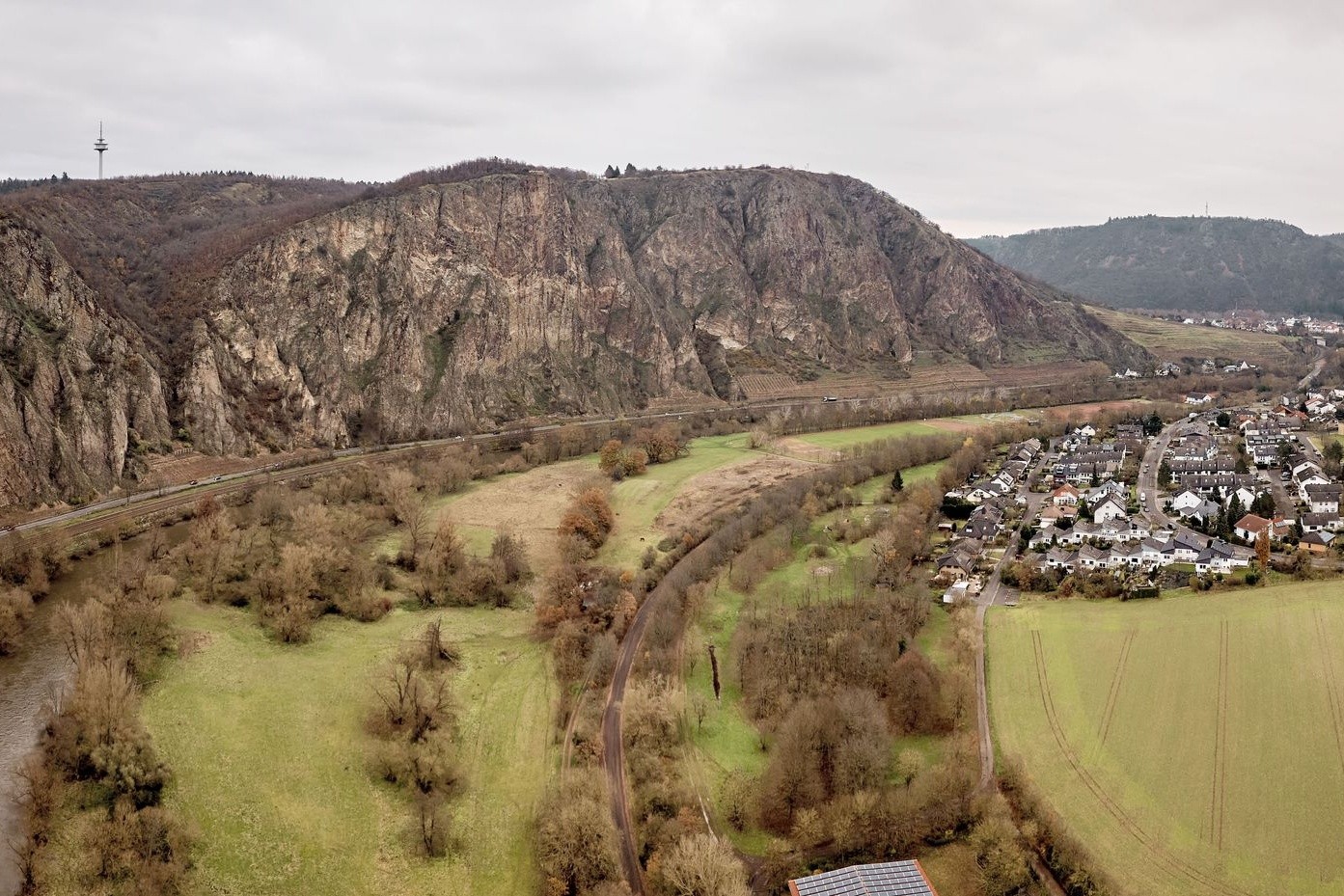 Ein 26-jähriger Mann ist beim Klettern am Rotenfelsmassiv bei Bad Münster in die Tiefe gestürzt und gestorben. (Symbolbild)