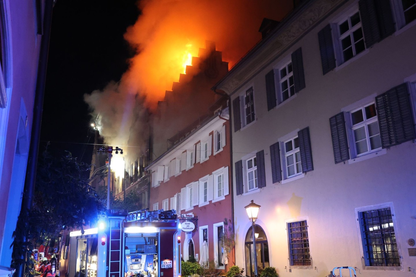 In der Konstanzer Altstadt bricht in der Nacht ein Feuer aus.