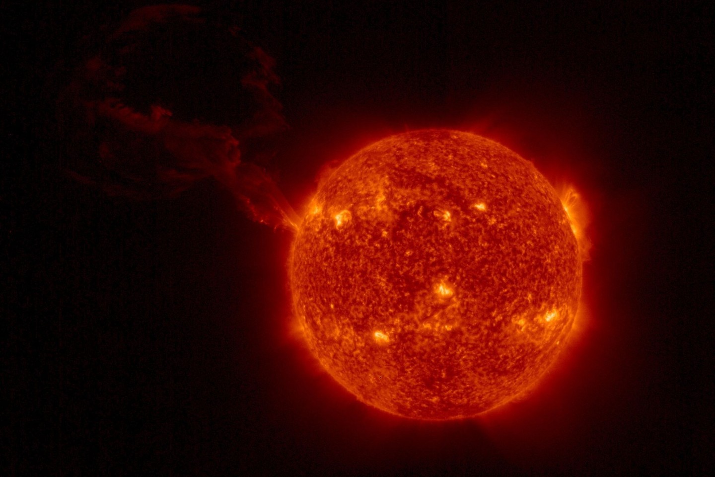 Die Sonne sendet ständig Strahlung und geladene Teilchen in den Weltraum. Diesen Teilchenstrom bezeichnet man als Sonnenwind. Ist dieser Strom für kurze Zeit und in einem begrenzten Gebiet...