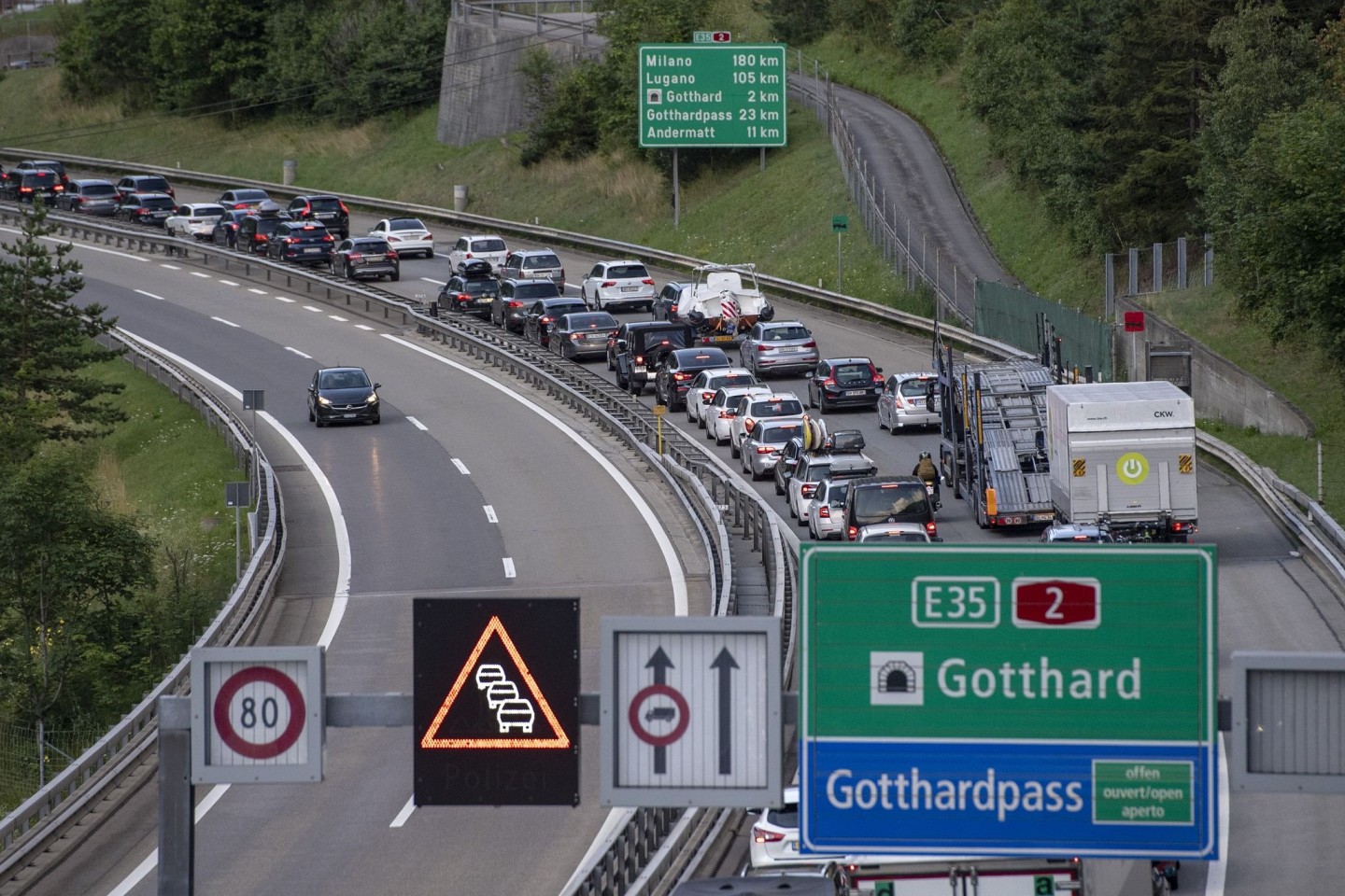 Der Gotthardtunnel ist ein Nadelör mit teils stundenlangen Wartezeiten auf dem Weg in den Süden. 