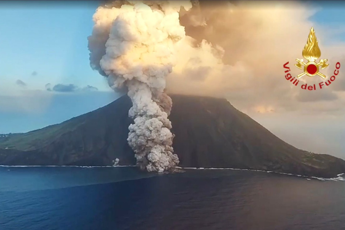 Aus Sorge vor einem schweren Ausbruch des Vulkans Stromboli gilt Alarmstufe rot. 