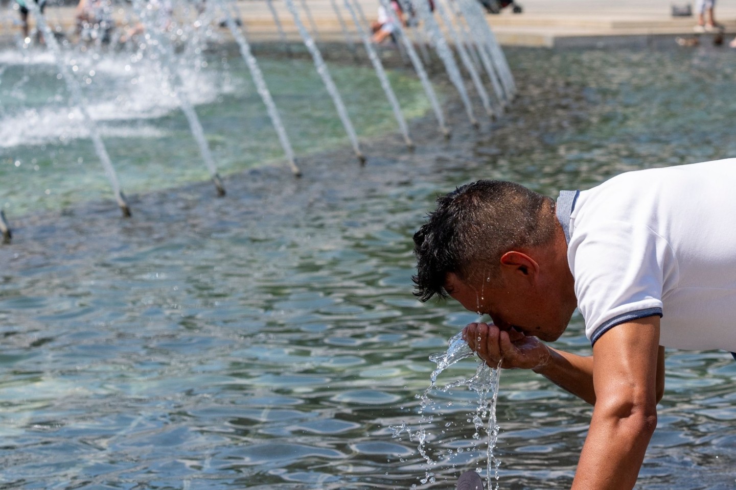 Die Hitze in Teilen der USA ist unerträglich. Da hilft nur eine kleine Abkühlung am Brunnen.