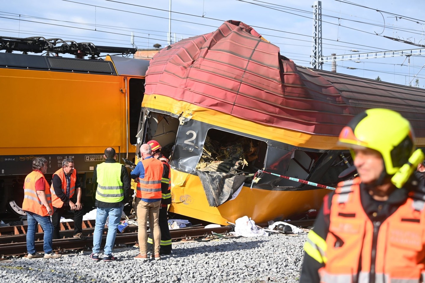 Rettungskräfte arbeiten an der Unfallstelle nach dem Zusammenstoß zweier Züge in Pardubice.