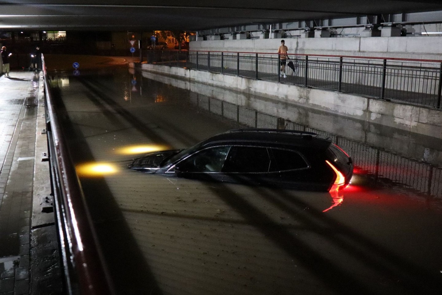 Nach einem schweren Gewitter steht ein Auto in Bruchsal bis zur Motorhaube im Wasser.