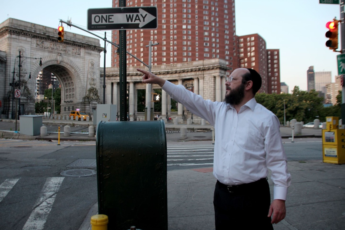 Jeden Donnerstagmorgen prüft Rabbi Moshe Tauber, ob der Eruv in Manhatten intakt ist.