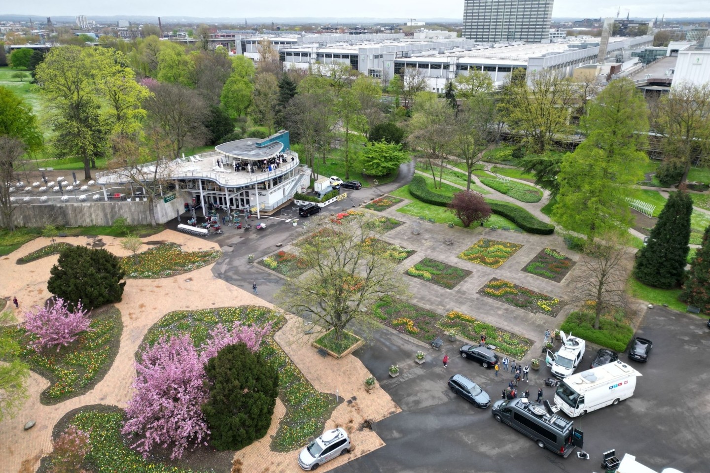 Blick auf den Rheinpark, wo der Fernsehsender RTL eine provisorische Übertragungsstation aufgebaut hat.