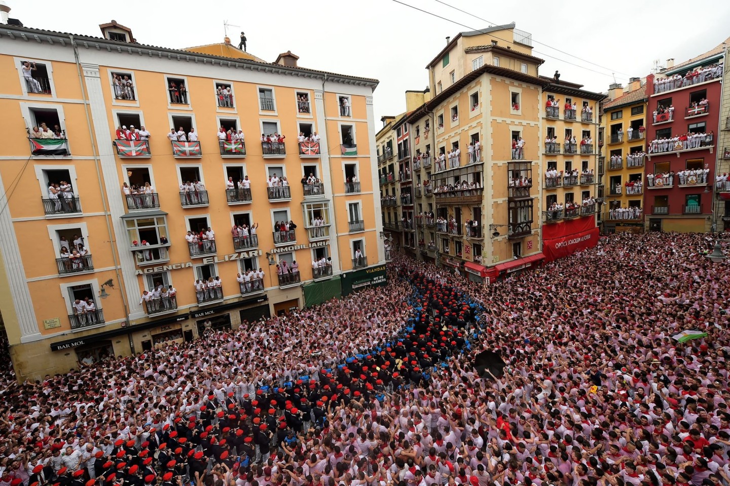 Eine begeisterte Menschenmenge feiert die Eröffnung des Sanfermín-Festes.